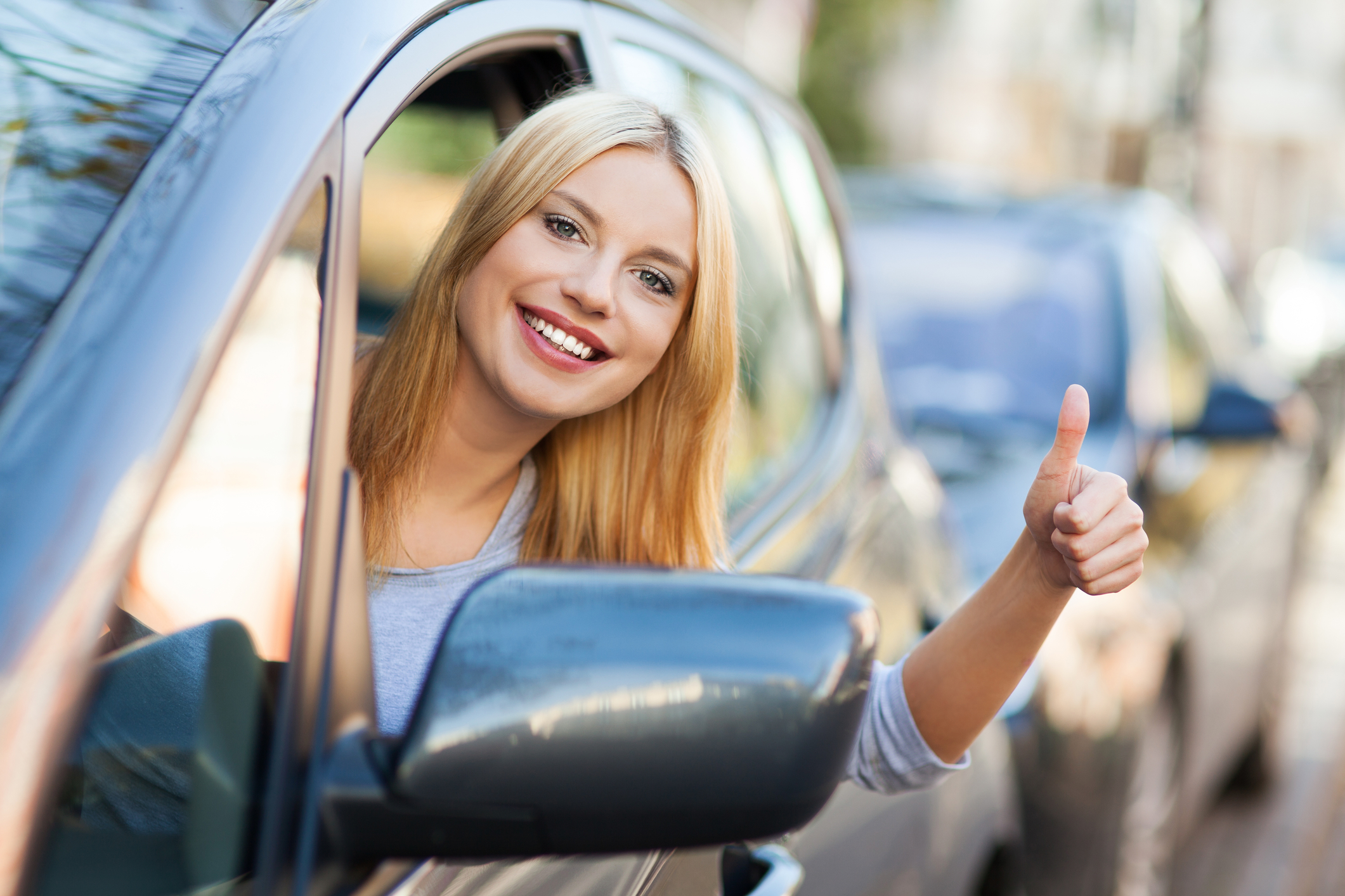 She fixes cars. Девушка водитель. Девушка за рулем автошкола. Радостная девушка.